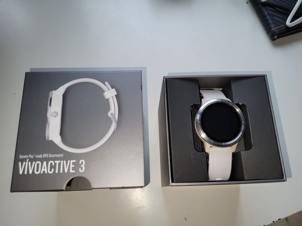 Smartwatch Garmin Viviactive 3 branco com GPS