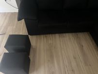 Sofá de canto preto com 2 puffs – 170€