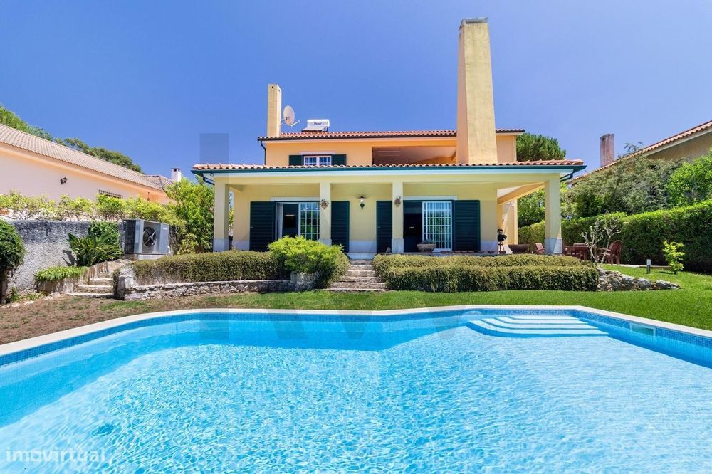 Moradia T4 Unifamiliar e Independente com piscina solarenga situada na