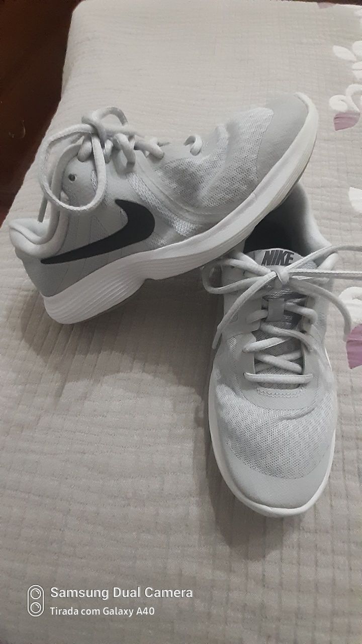 Sapatilhas 36.5 cinza nike