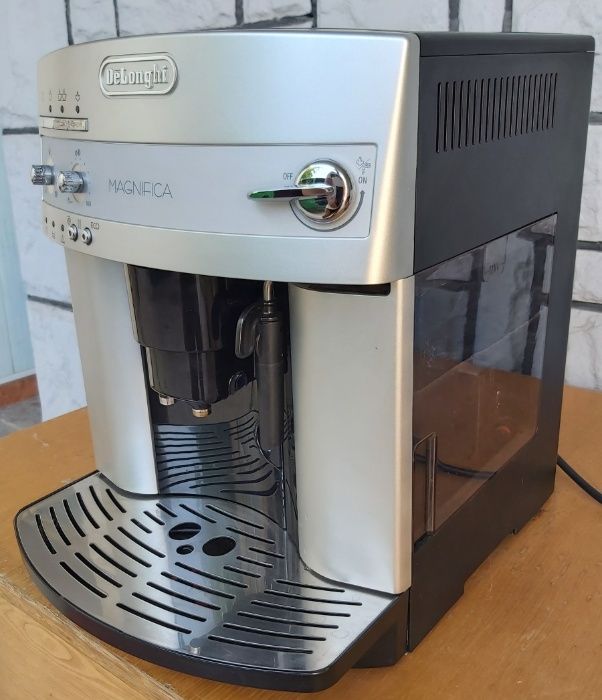 Кофемашина кофеварка Делонги Delonghi ESAM 3200 S серебристая