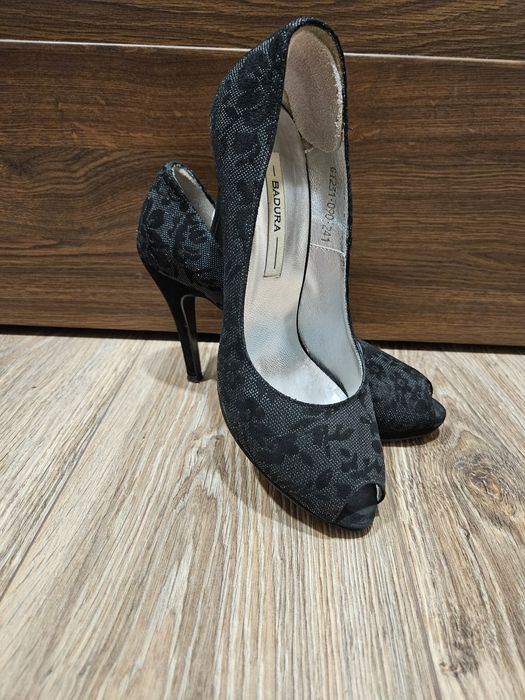 Czarne szpilki ze zdobionym materiałem bez palców Badura r.38