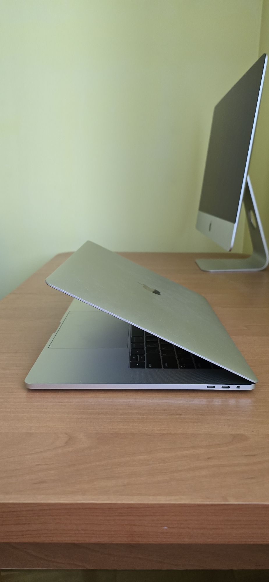 Ноутбук Apple MacBook 15" 2018 Touchbar i7 16/256 Radeon 555X