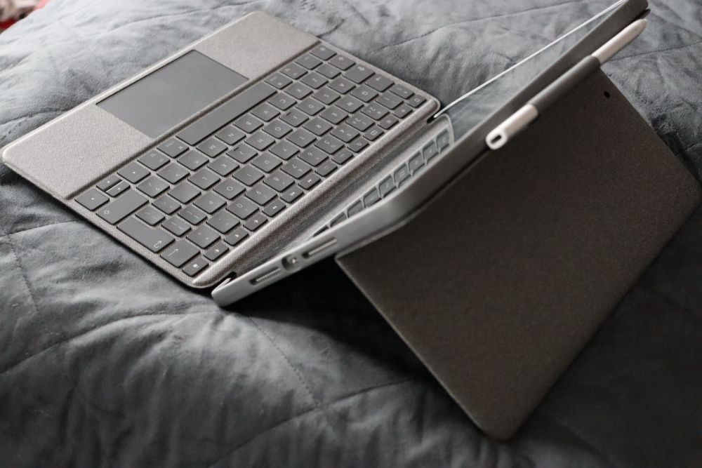 Logitech Combo Touch Oxford Grey UK - klawiatura dla iPad 7/8/9 gen.