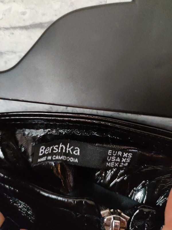 Czarna spódniczka Bershka