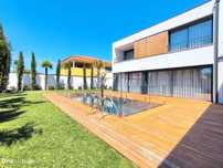 Moradia isolada com piscina e jardim