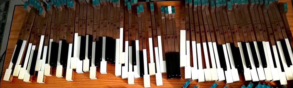 Fernando Leão Afinador de Pianos do Sul / Piano tuner in the Algarve