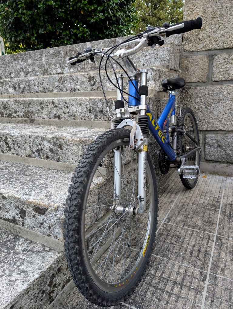 Bicicleta (amortecedores a frente e atrás)