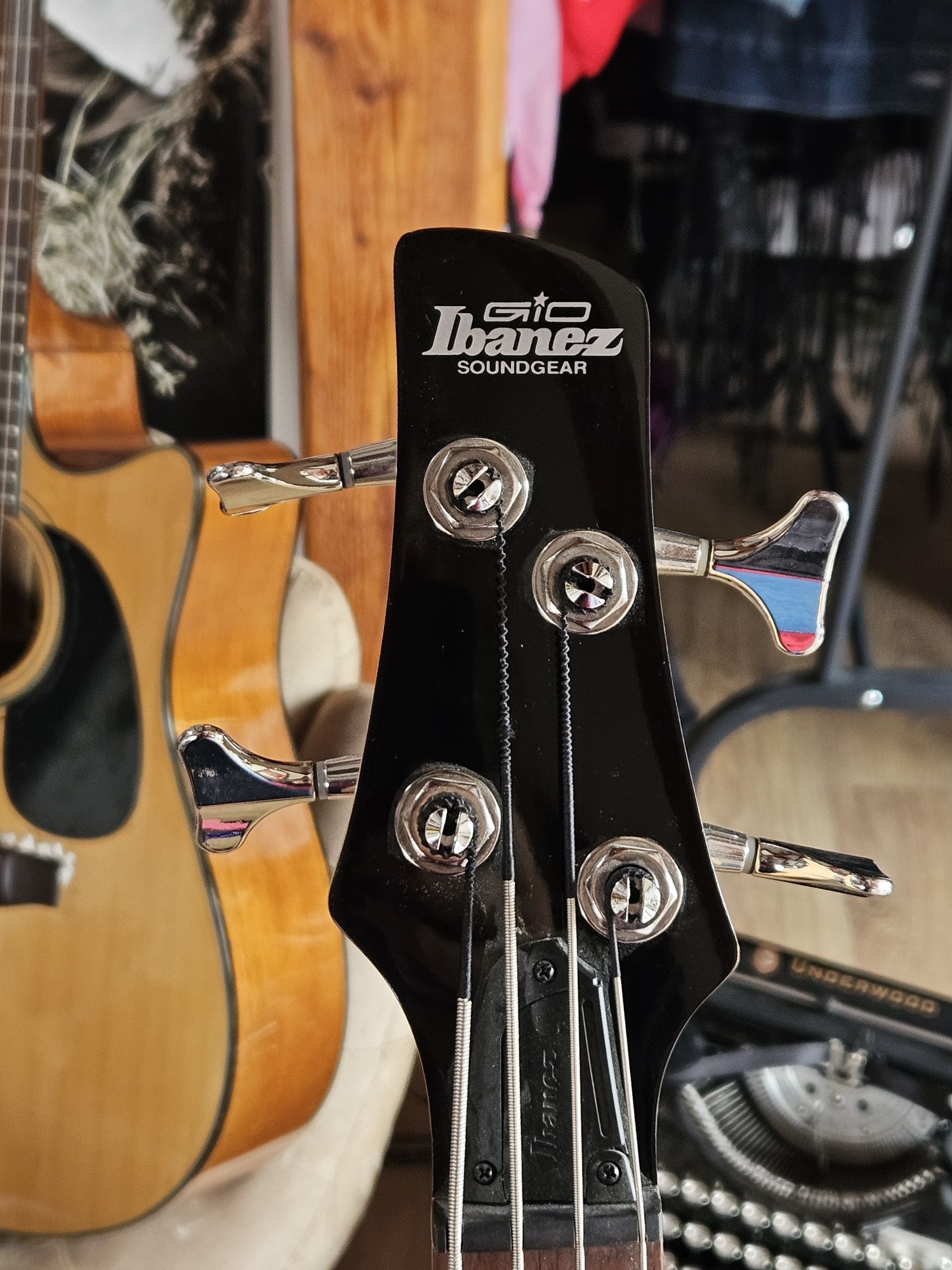 Gitara basowa, bass