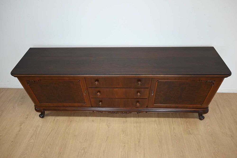 niska długa komoda na giętych nogach 102802