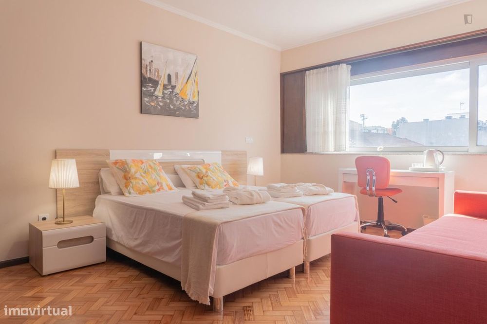 231640 - Quarto com 2 camas de solteiro.