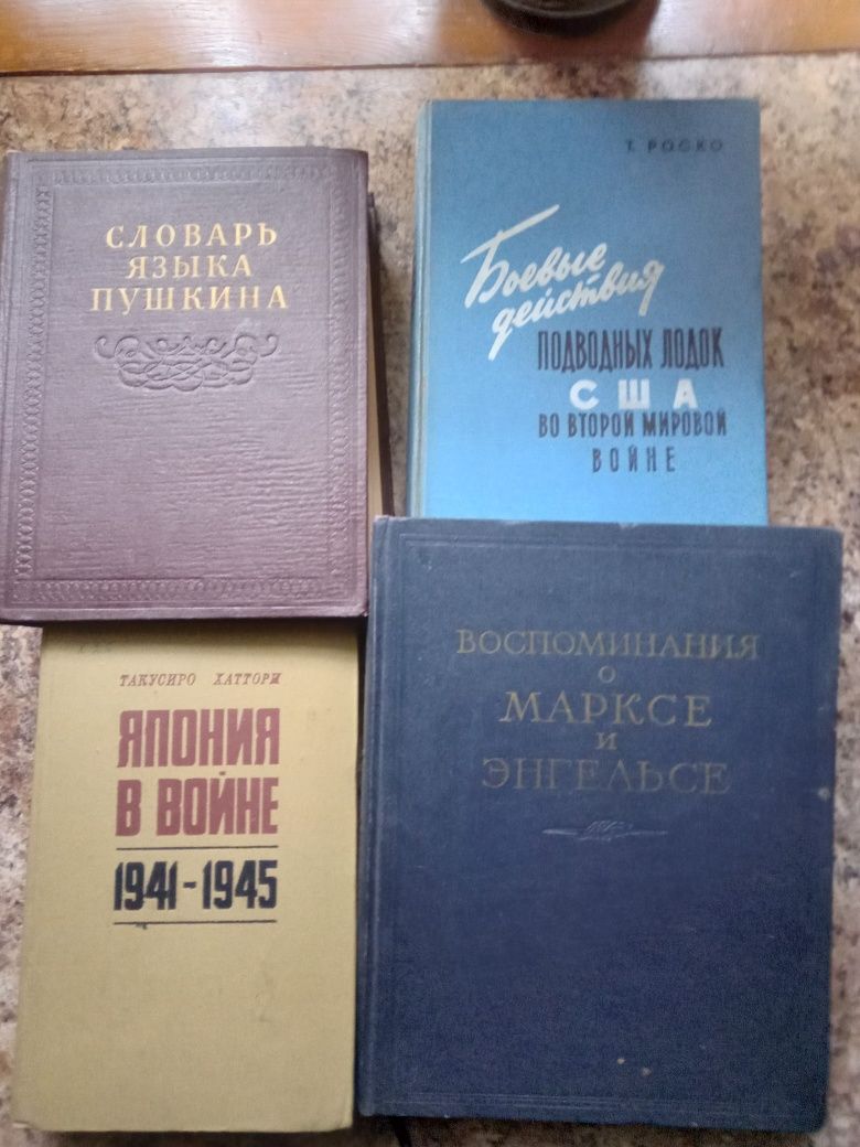 Набір із 33 книг на різну тему