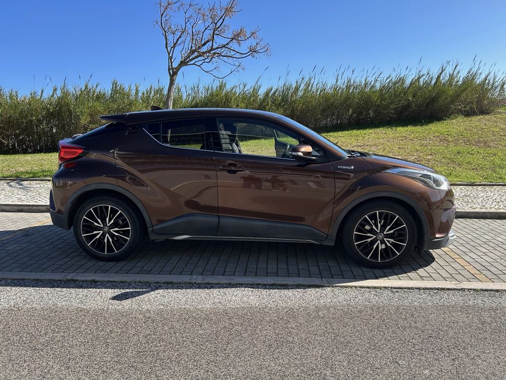 Toyota C-HR 1.8 Hybrid Confort 2016 - Bem equipado e pronto a circular