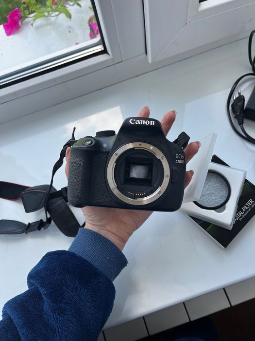 Canon 1200D + 18–55mm (kit) + 2 батареї + зарядка + кабель