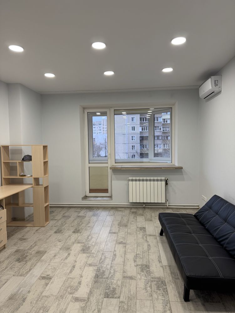 Продаж 2 кімнатноі вул Ахматовоі Анни 13 Г ( 2 поверх)метро»Позняки»