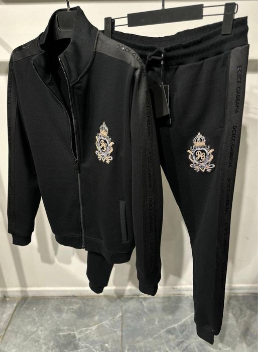 Nowy modny zestaw dresowy