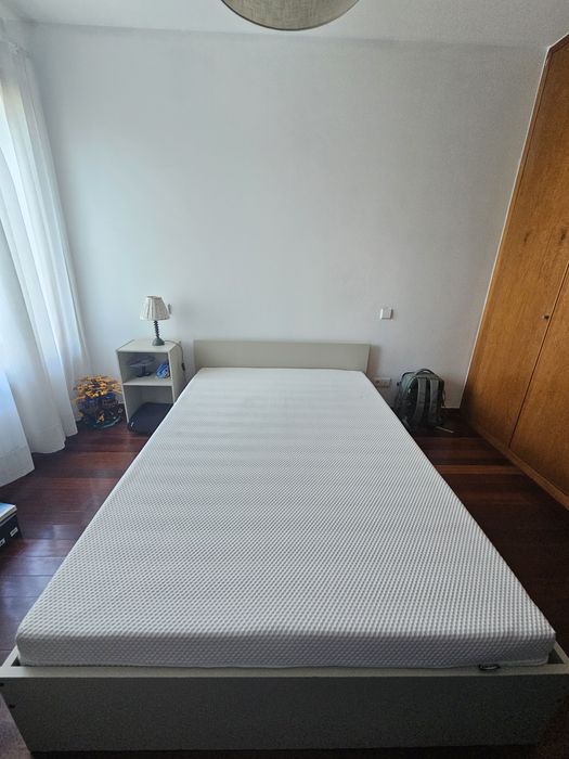 Conjunto cama e colchão e mesinha de cabeceira