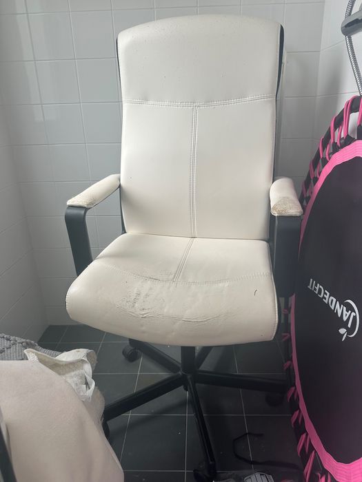 Cadeira de escritório branca usada