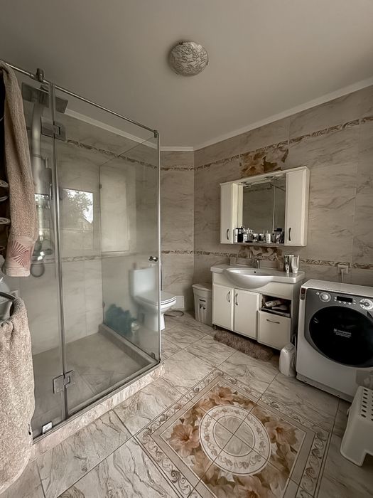 Продаж будинку з ремонтом. Центр. Велика ділянка. Озеро поруч.