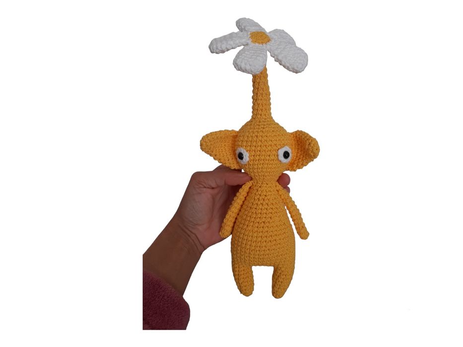 Pikmin amarelo com flor em crochet amigurumi