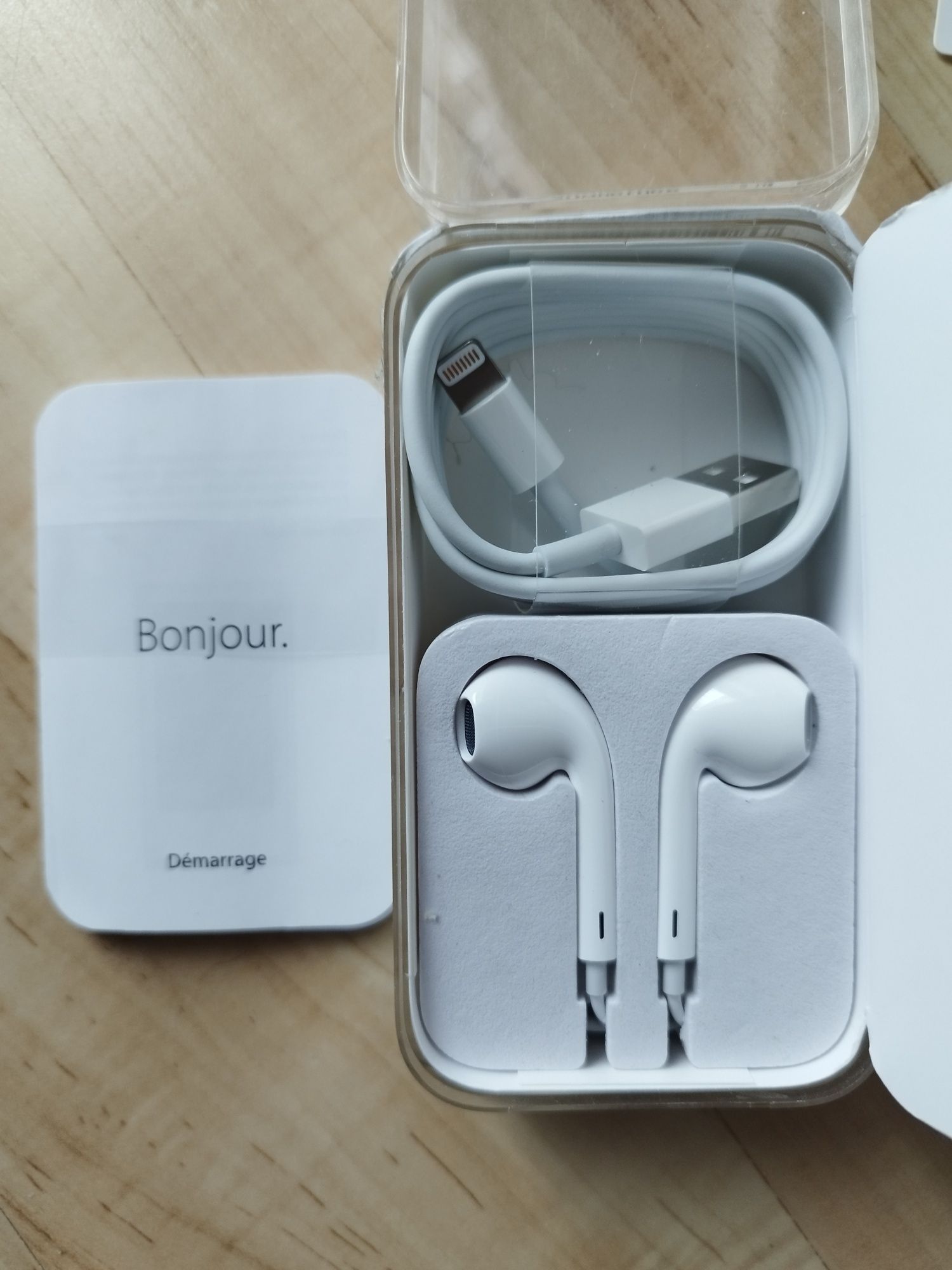 Zestaw oryginalne słuchawki Apple i kabel USB iPhone