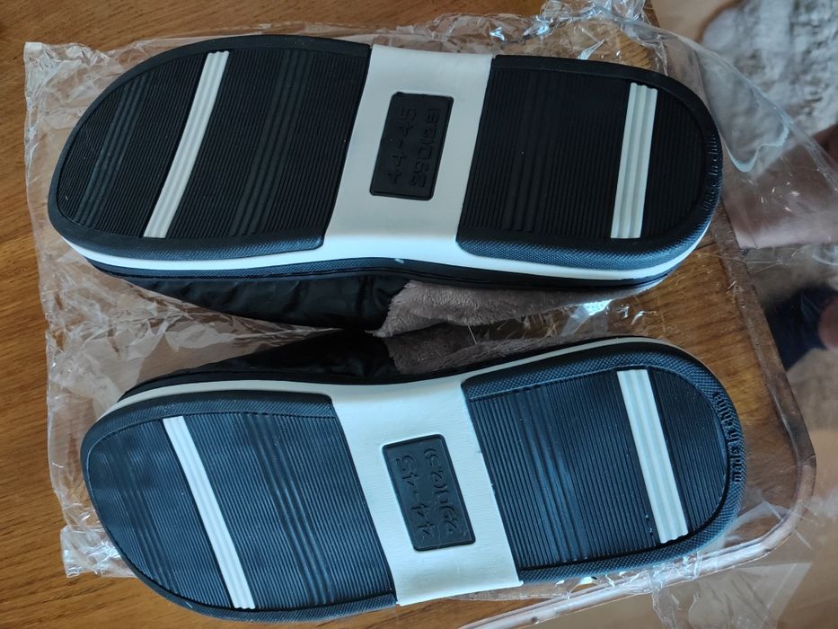 Продам мужские теплые тапочки размер на  42-43.