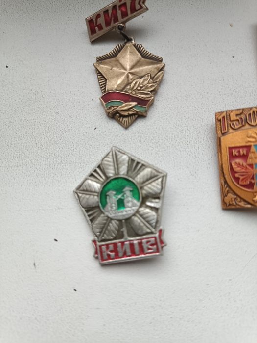 Продам значки советские