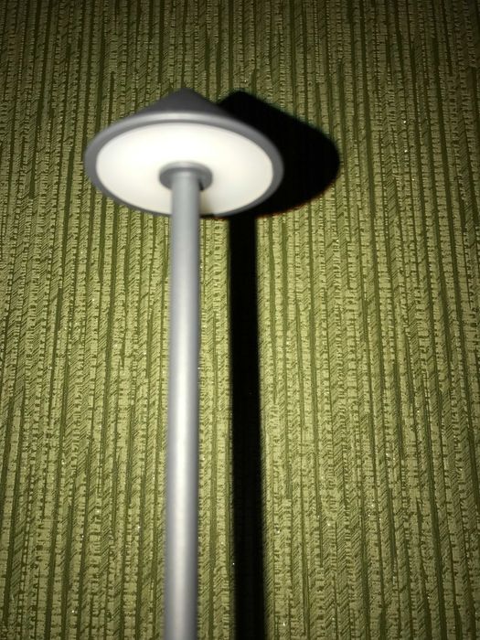 Бездротова світлодіодна настільна лампа в сірому кольорі