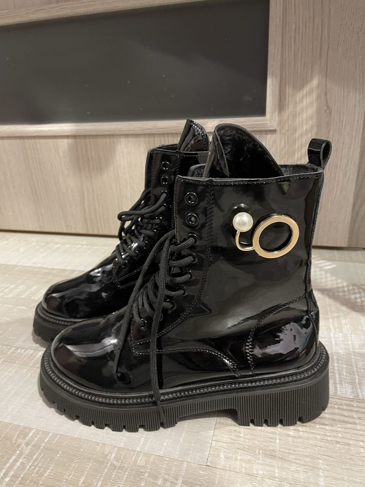 czarne buty lakierowane botki 38 ze zdobieniem perełka ocieplane