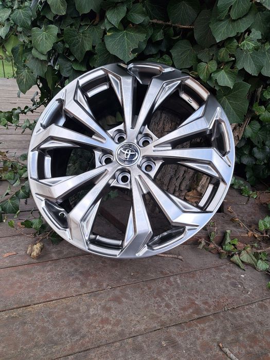 Диски на  Toyota RAV4 R18 5x114.3 ET35 Dia60.1