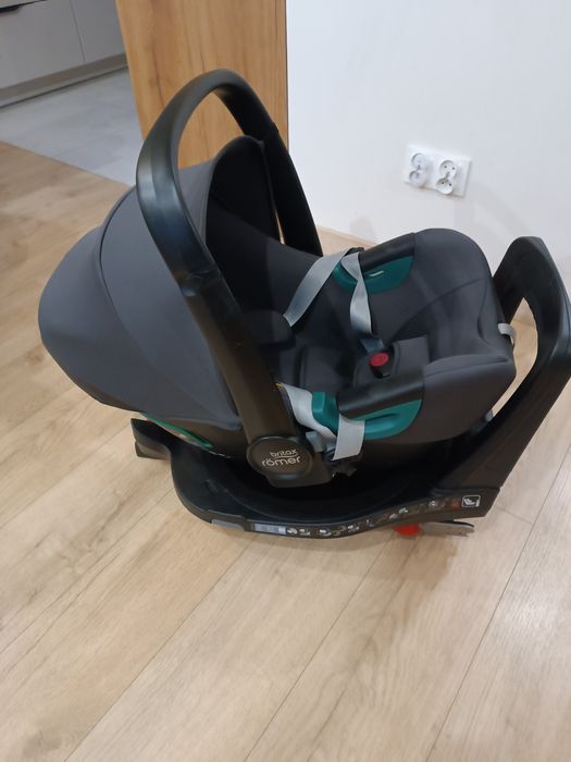 Britax Romer baby-safe 3 iSize z bazą obrotową