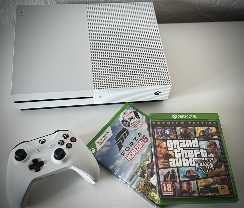 Xbox one S 1TB + FORZA 5 + GTA V — Completo, Impecável!