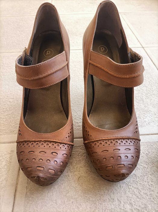 Sapatos de salto alto