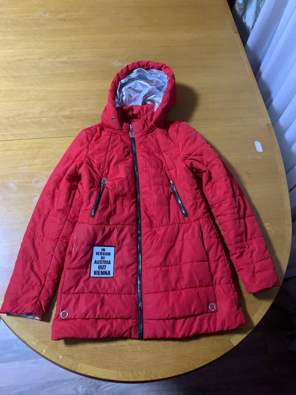 Червона дитяча куртка