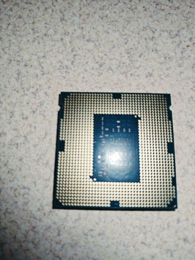 Intel Xeon 1246v3 з вбудованим відеоядром, аналог i7 4770.