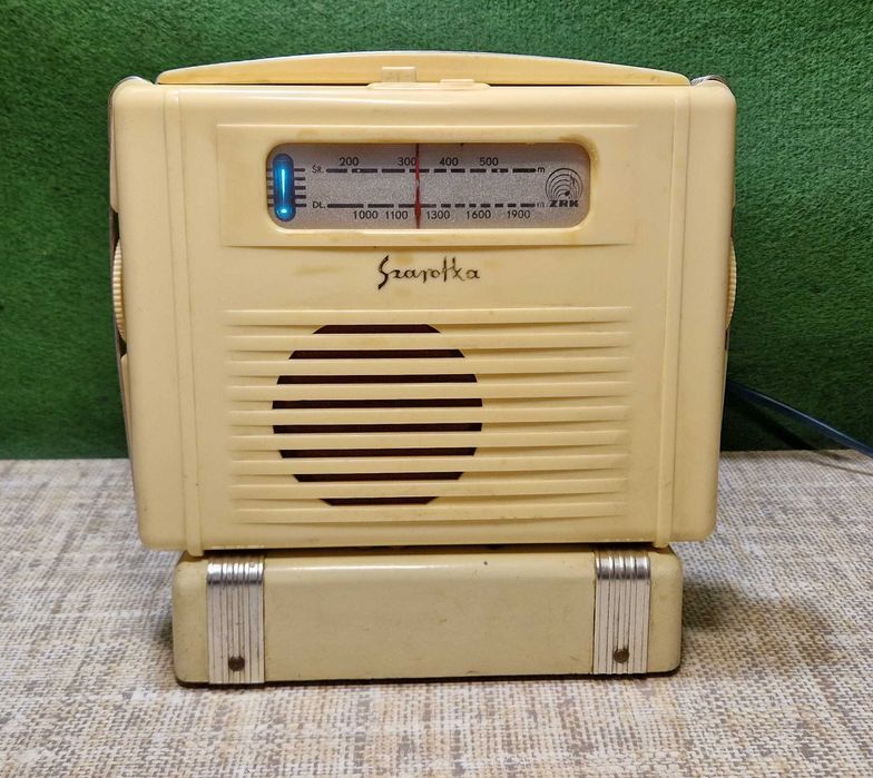Stare radio Szarotka z zasilaczem