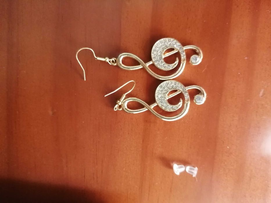 Brincos em forma de clave de sol