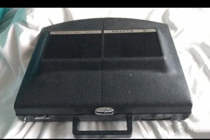 Gira-discos Silvano antigo danificado