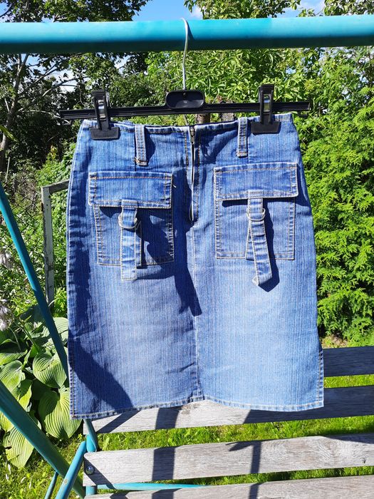 Jeansowa spódnica z kieszeniami