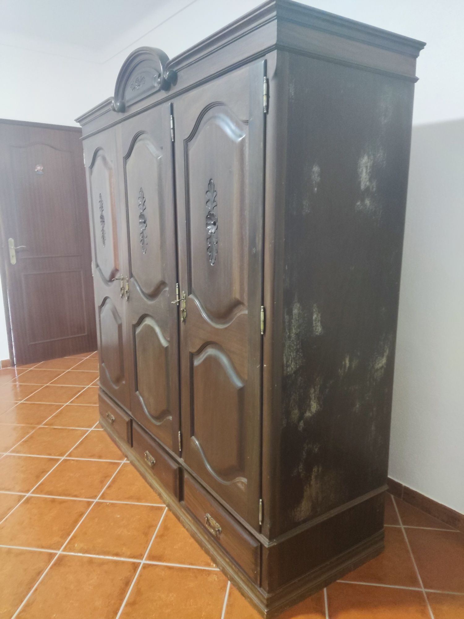 Móveis antigos de madeira maciça