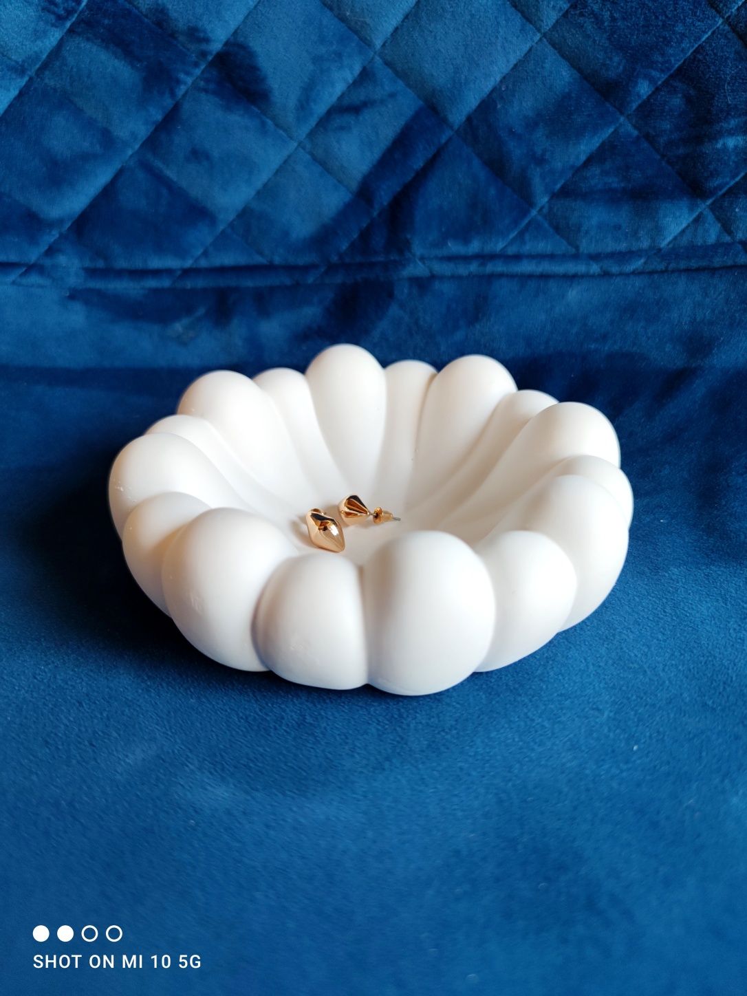 Podstawka podkładka na biżuterię drobiazgi biała z gipsu handmade