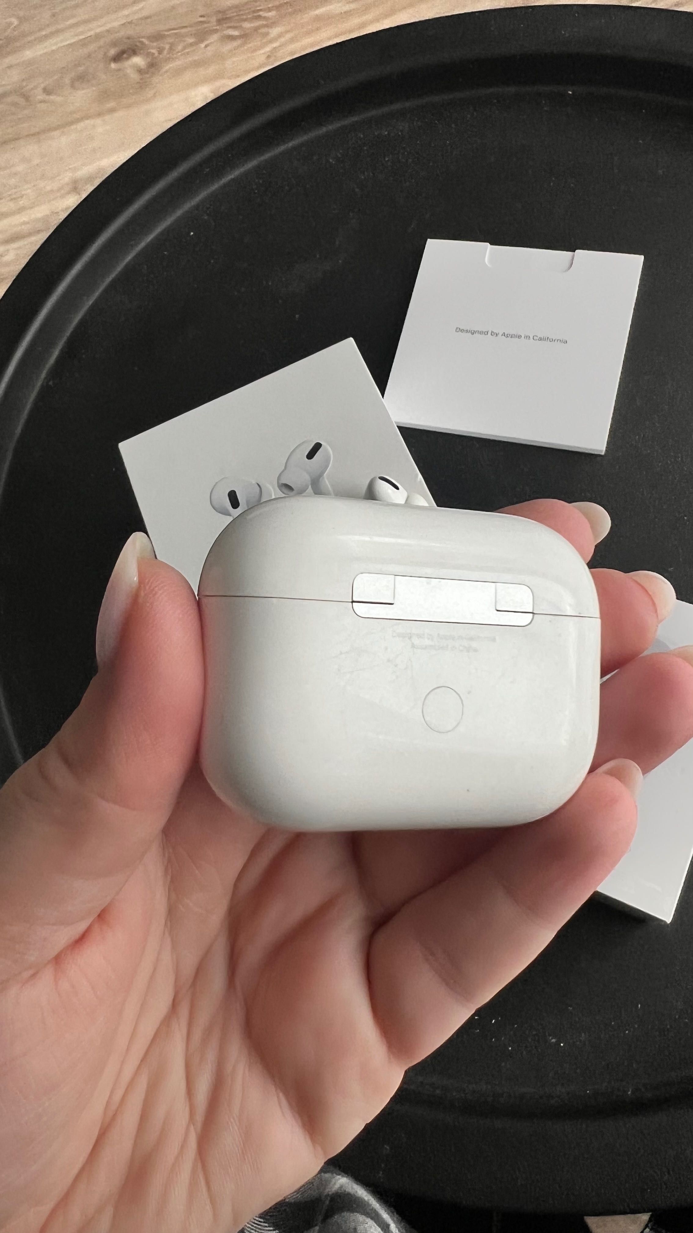 AirPods Pro – etui + lewa słuchawka