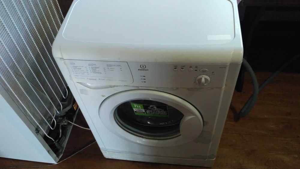 Пральна машинка Indesit WIUN 100 на 3 кг на запчастини або ремонт