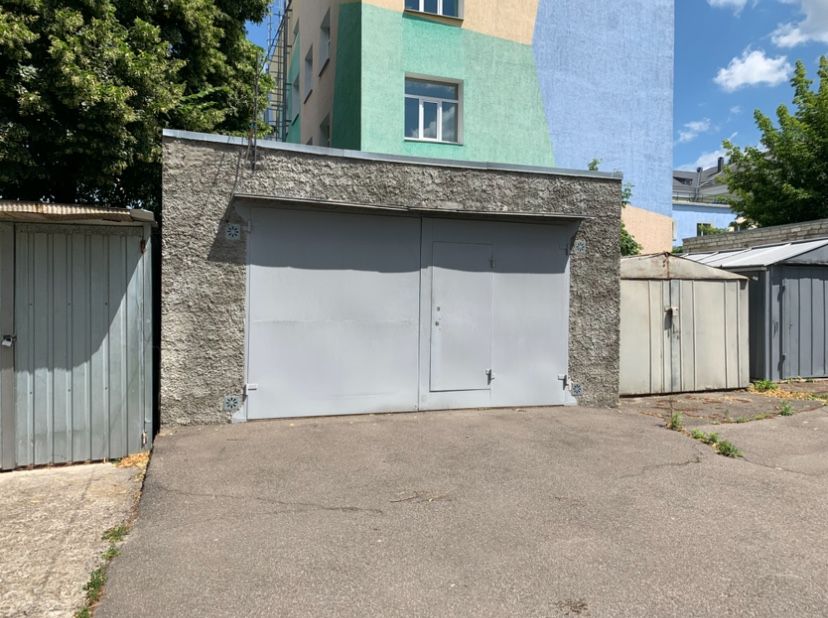 Капітальний  гараж  на дві машини , 34 м2 в центрі міста, р- н Площі