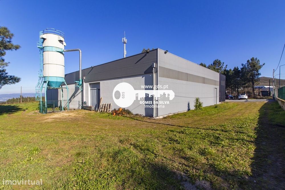 Pavilhão Industrial com lote de 5.850m2 em Espinho