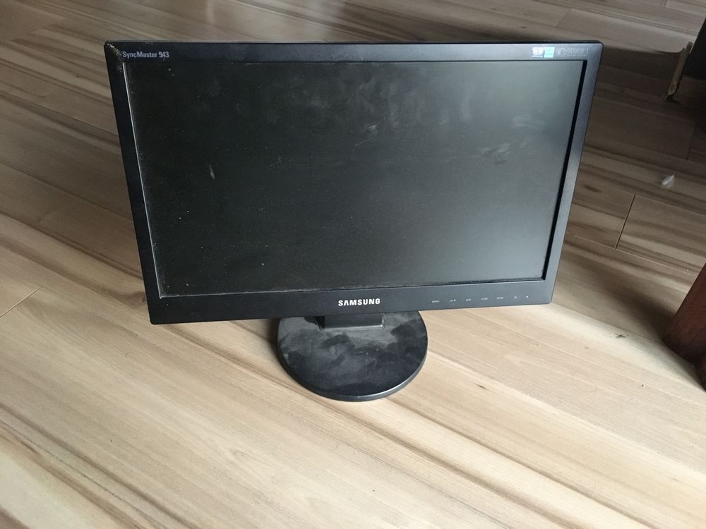 Komputer z monitorem kable