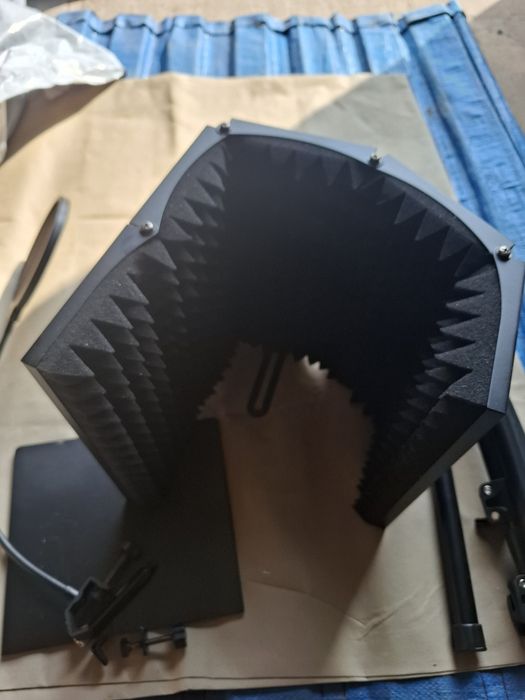 Statyw mikrofonowy z panelem wyciszającym