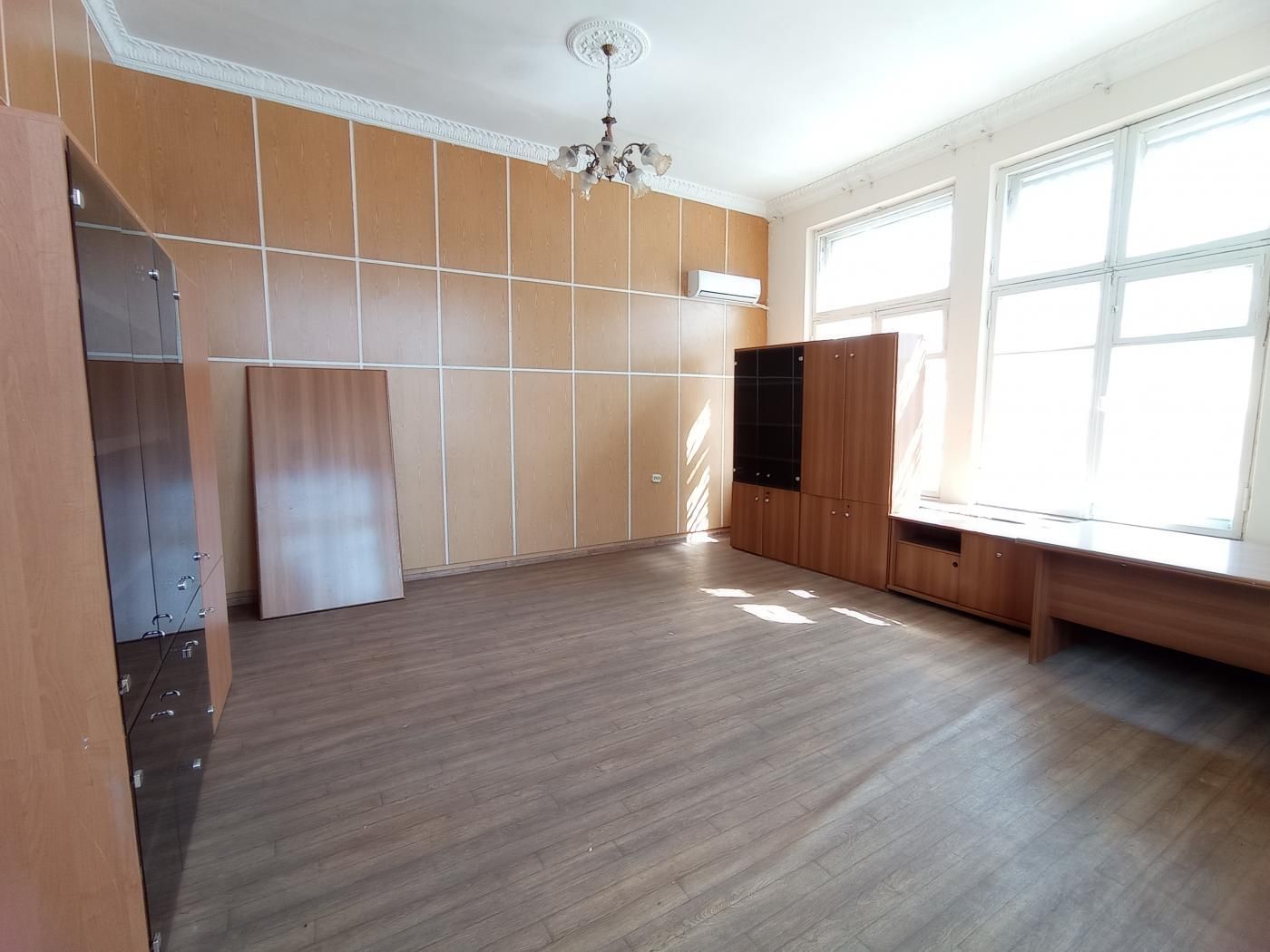 Продаж офісного приміщення по вул. Олександрівській - 883 кв.м.