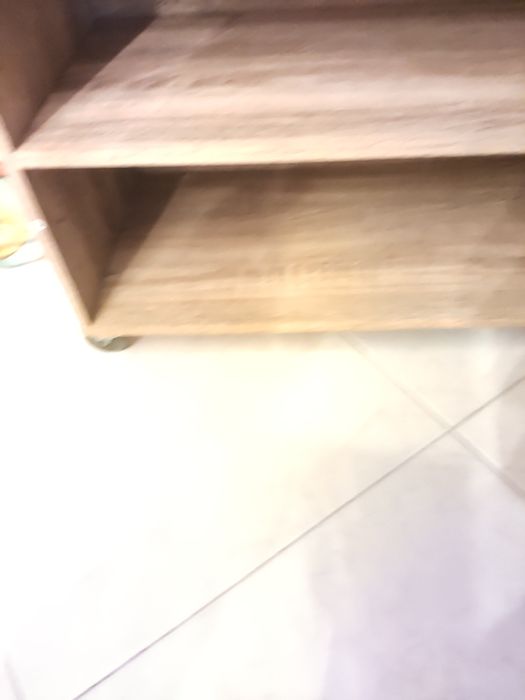 Pequena mesa com rodas