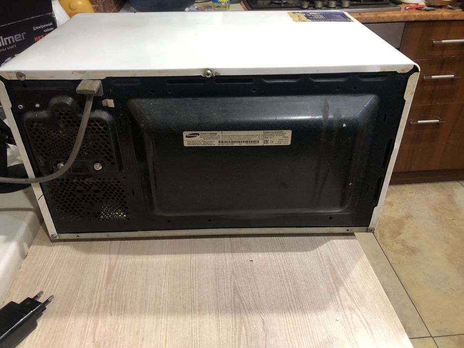 Продам мікрохвильова піч Samsung ME81KRW-1/BW